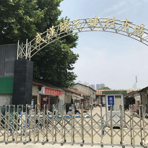 归元寺建材市场伸缩门